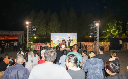 江畔集市点亮惬意假期